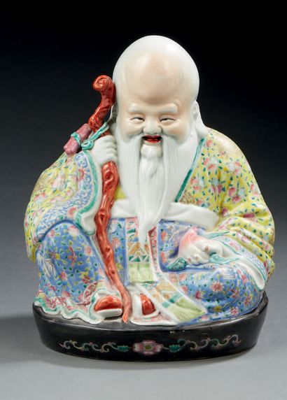 CHINE Grande figurine en porcelaine représentant Shoulao assis tenant d'une main...