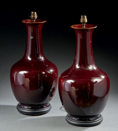 CHINE Paire de vases balustre en porcelaine à fond monochrome sang de boeuf sombre
XXe...