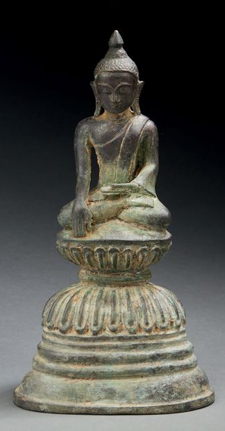 Asie du sud-est Bouddha en bronze à patine croûteuse brune et verte, assis en position...