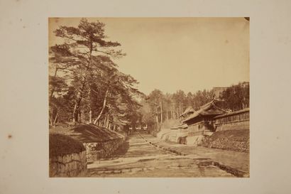 Attr. à UCHIDA KUICHI (1844-1875) Avenue menant à la porte Niomon du Mausolée du...