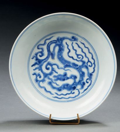 CHINE Belle coupe circulaire en porcelaine décorée en bleu sous couverte d'un dragon...