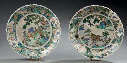 CHINE Paire de plats en porcelaine à bordure contournée décorés en émaux de la famille...
