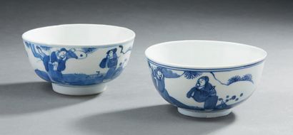 VIETNAM Deux bols circulaires en porcelaine décorés en bleu sous couverte de personnages...