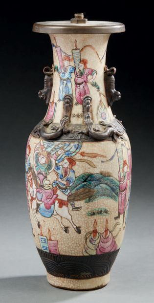 CHINE (NANKIN) Vase balustre en porcelaine à fond beige craquelé décoré en émaux...
