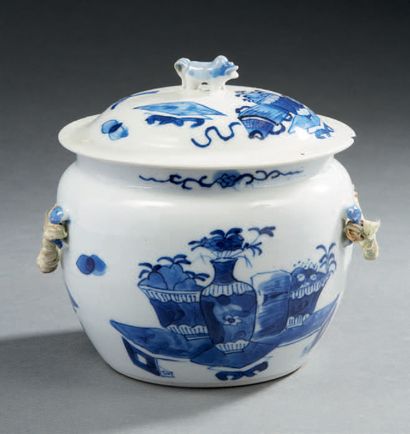 CHINE Pot couvert circulaire en porcelaine décoré en bleu d'objets précieux et de...