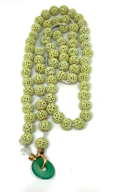 ASIE Collier en forme de chapelet en perles de porcelaine ajourée vert céladon, le...