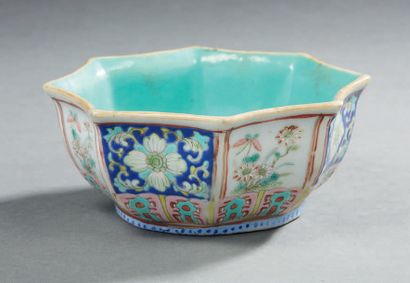 CHINE Octagonal porcelain bowl decorated on the outer wall with flowers alternating...