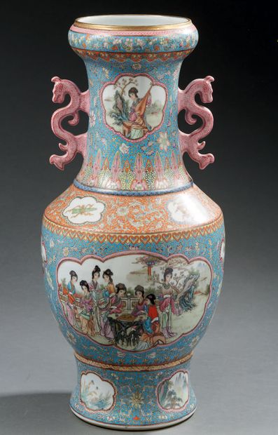 CHINE Vase balustre en porcelaine à fond jaune décoré en émaux de la famille rose...