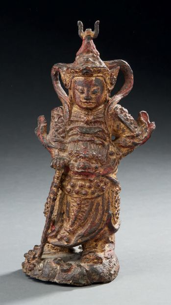 CHINE Figurine en bronze laqué rouge et or représentant un gardien de temple en cuirasse...
