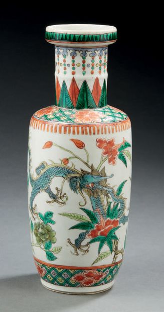 CHINE Vase rouleau en porcelaine décoré en émaux de la famille verte de deux dragons...