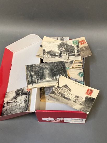 null CARTES POSTALES

Ensemble de cartes postales anciennes contenues dans une boite,...