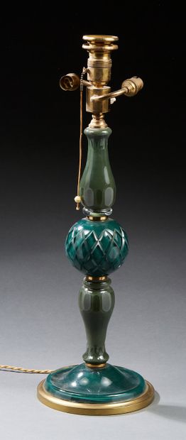 BAGUES, attribué à Lampe de bureau en verre teinté vert et laiton
H : 58 cm