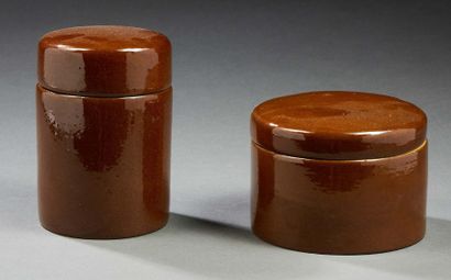 RUELLAND Deux boites cylindriques en céramique à glaçure monochrome marron
H. : 13,5...