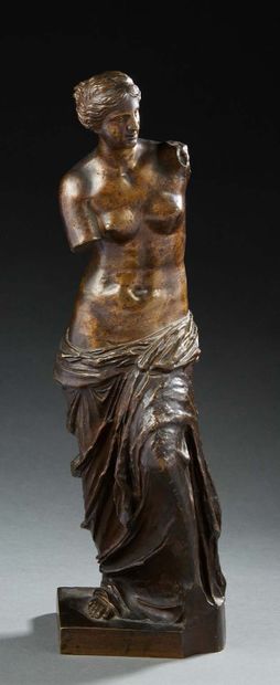 null Statuette en bronze ciselé et patiné représentant la Vénus de Milo. Marquée...