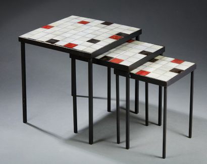 Mado JOLAIN Suite de trois tables gigogne plateau en carreaux de céramique
Dim. :...