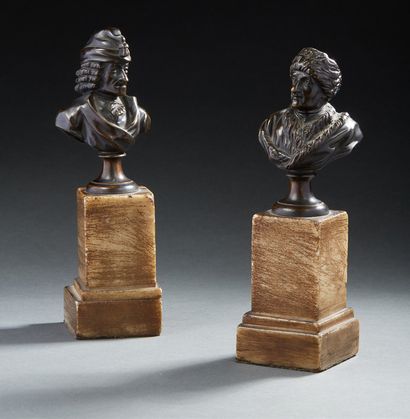 null Paire de petits bustes en bronze ciselé et patiné représentant Voltaire et Rousseau...