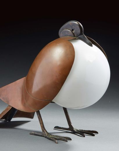 FRANÇOIS-XAVIER LALANNE (1927-2008) 
Lampe «Pigeon» en bronze et cuivre patiné enserrant...