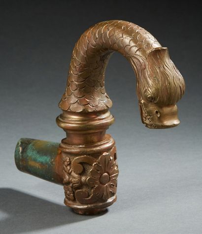 null Ancien robinet en bronze ciselé et doré , l'extrémité de la partie pivotante...