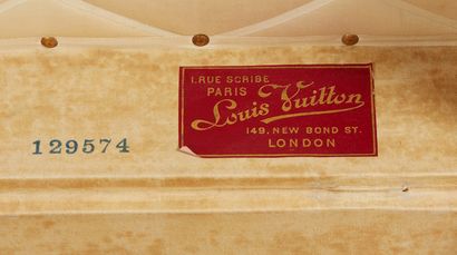 LOUIS VUITTON Petite malle courrier en toile enduite monogram au pochoir
Bordures...