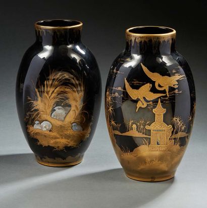 null Deux vases en verre émaillés doré à fonds noir formant pendants, l'un à décor...