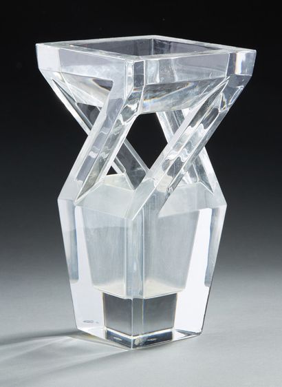 BACCARAT Vase en verre épais translucide à décor géométrique ajouré
Signé du cachet...
