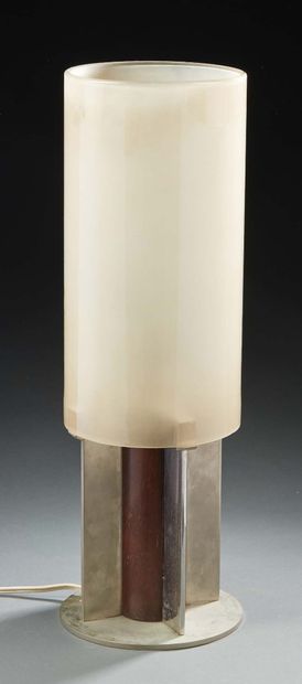 Jean-Boris LACROIX (1902 - 1984) Lampe à armature à ailettes en métal nickelé enserrant...