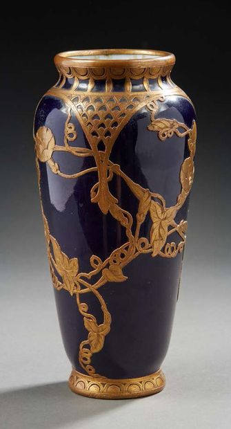 JEFF et JEANDEL Vase en porcelaine à décor de liserons dorés en léger relief sur...