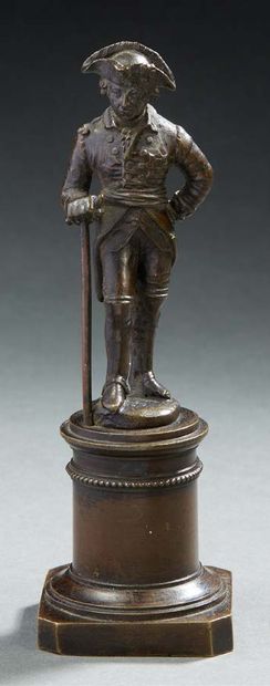 null Sujet en bronze patiné figurant un gentilhomme portant une canne.
H. : 14 c...