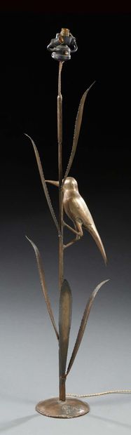 René BROISSAND (1928 - 2019) Lampe, le pied à décor en relief d'oiseau
H. : 122 ...