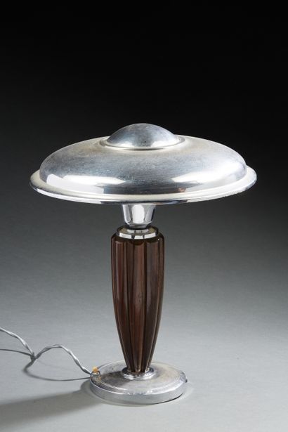 null PERZEL dans le goût

Lampe de bureau en bois et métal nickelé.

H. : 38 cm.