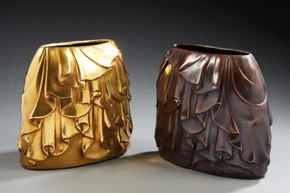 null .Alexander LAMONT pour LAMONT

« Amida Fold Vase »

Deux vases en bronze formant...