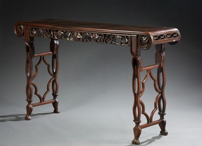 null CHINE

Grande table console rectangulaire en bois exotique à extrémités à enroulements...