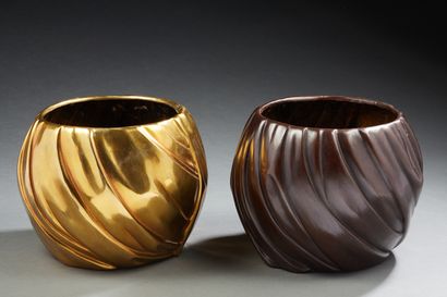 null Alexander LAMONT pour LAMONT

« Orchid Fold Vase »

Deux vases en bronze formant...