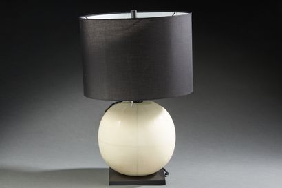 null Alexander LAMONT pour LAMONT

« Globe Lamp »

Lampe en galuchat sur une base...