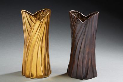 null Alexander LAMONT pour LAMONT

« Goblet Fold Vase »

Deux vase formant pendant...