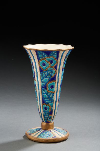 null LONGWY

Vase cornet en faience décoré aux émaux polychrome.

H. : 24 cm.