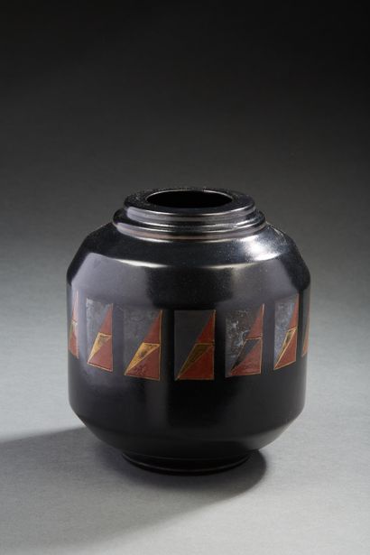 null JEAN LUCE (1895 - 1964)

Rare vase en céramique au décor géométrique argent,...