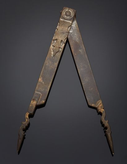 null Petit compas en fer forgé et découpé 

XVIIIème siècle

Long. : 22,5 cm