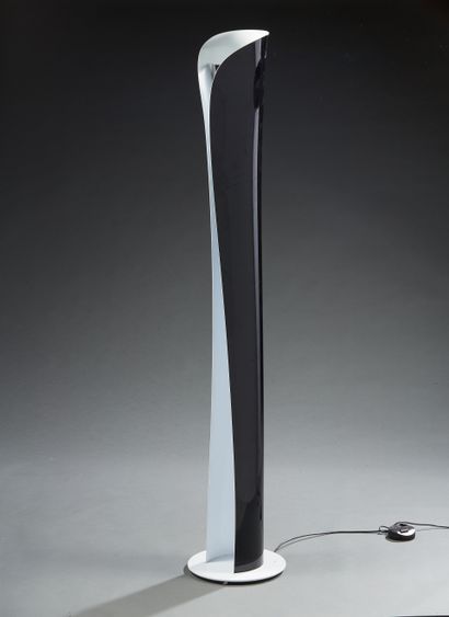 null Travail FRANCAIS du XXème siècle 

Sculpture moderniste en métal formant lampadaire.

H...