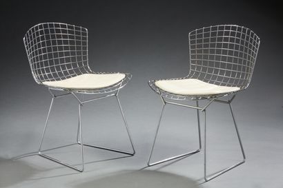 null Harry BERTOIA (1915 - 1978)

Deux chaises en métal, légère ganiture en cuir...