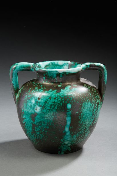 null CAB pour PRIMAVERA

Vase à deux anses en céramique émaillée verte.

H. : 18...