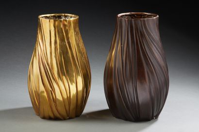 null .Alexander LAMONT pour LAMONT

« Delphine Fold Vase »

Deux vases en bronze...