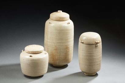 null Alexander LAMONT pour LAMONT

« Qum Jars" »

Trois pots couverts en céramique...
