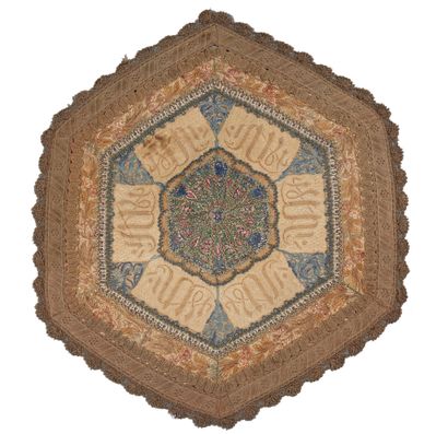 null Tissus brodé hexagonal à décor de caligraphies arabes

XIXème siècle

Dim. :...