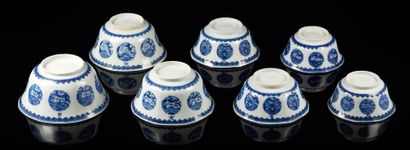 CHINE pour le Vietnam Suite de sept bols en porcelaine de formes octogonales de tailles...