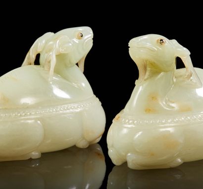 CHINE ou VIETNAM Very rare pair of covered zoomorphic boxes in light jade carved...