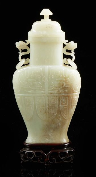 CHINE Vase couvert en jade sculpté clair avec tache de rouille de forme balustre...