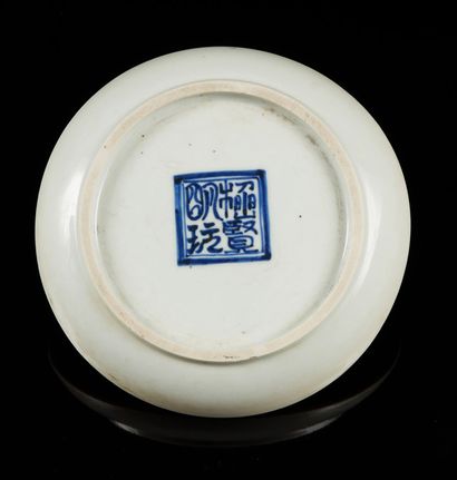 CHINE pour le Vietnam Small circular porcelain dish decorated in blue underglaze...