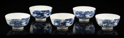CHINE pour le Vietnam Five porcelain bowls of circular shape decorated in blue underglaze...