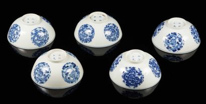 CHINE pour le Vietnam Five porcelain bowls of circular form decorated in blue underglaze...